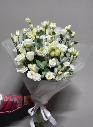 Белая эустома и эвкалипт от интернет-магазина цветов в 