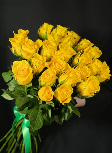монобукет из 25 кенийских желтых роз от интернет-магазина цветов в 