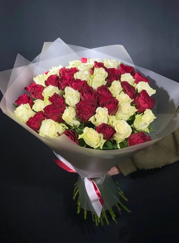 монобукет из 51 кенийской розы от интернет-магазина цветов в 